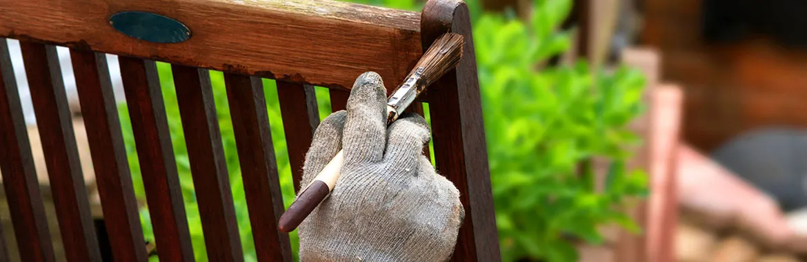 Aplica un revestimiento protector como barniz o sellador en tus objetos de madera.